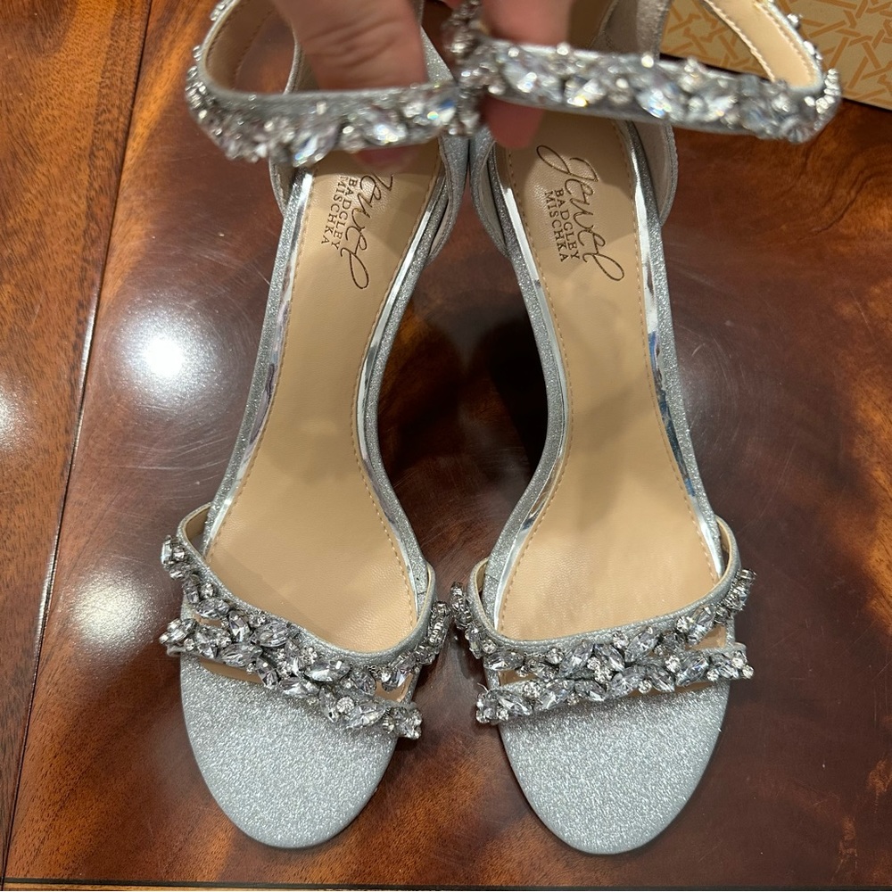 Jewel Badgley Mischka Caroline Silver Heels size 8